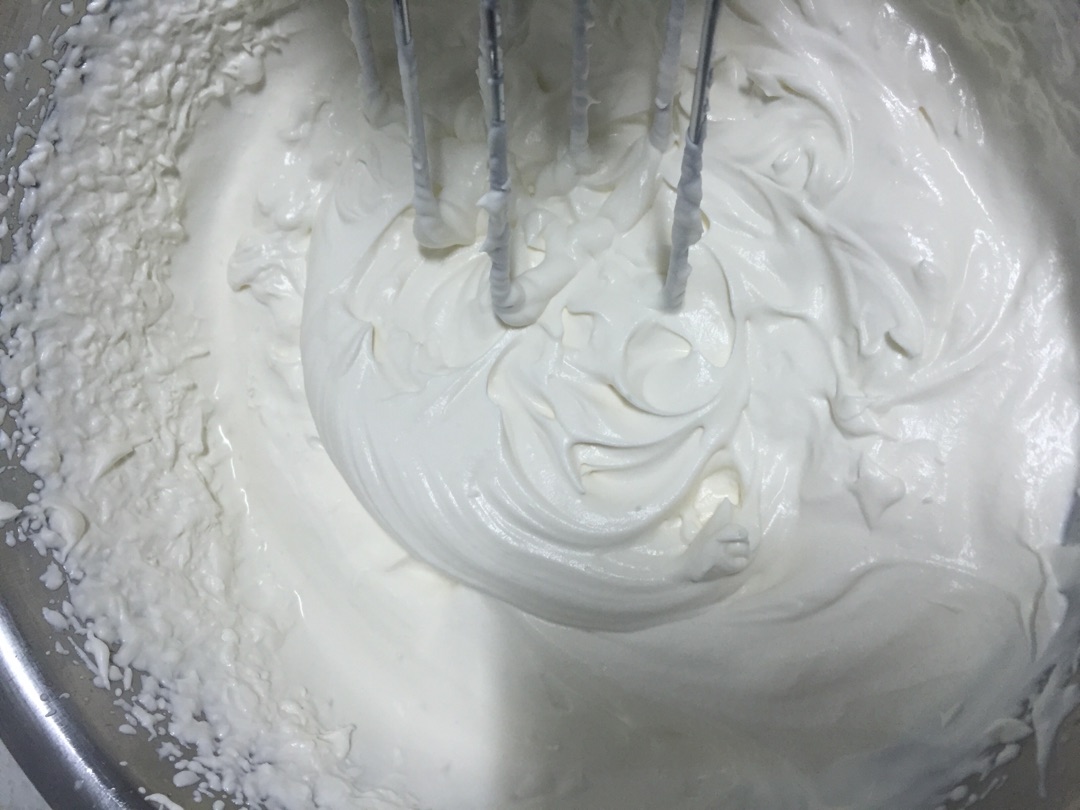 淡奶油加入香草精打发至硬性发泡