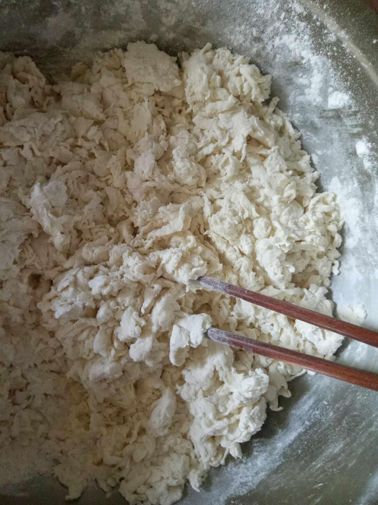 要用烫面,和面的时候要用一半的开水 ,揉成面团备用.