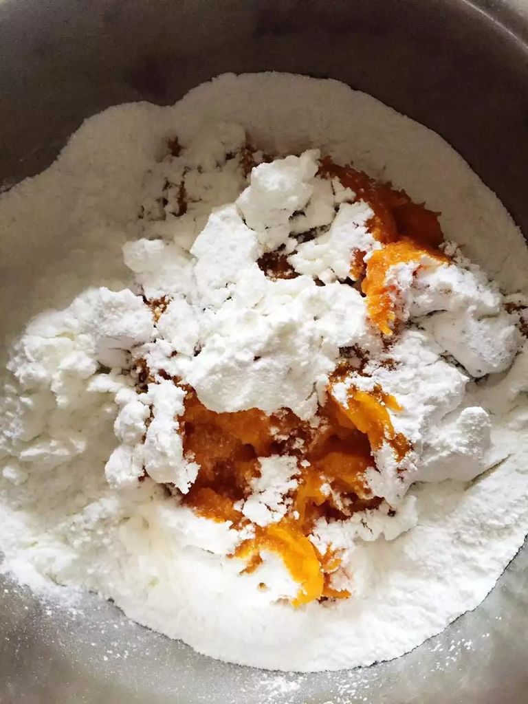 把酵母加入30度左右的温水(或牛奶)里化开再和面,加入摇好的南瓜