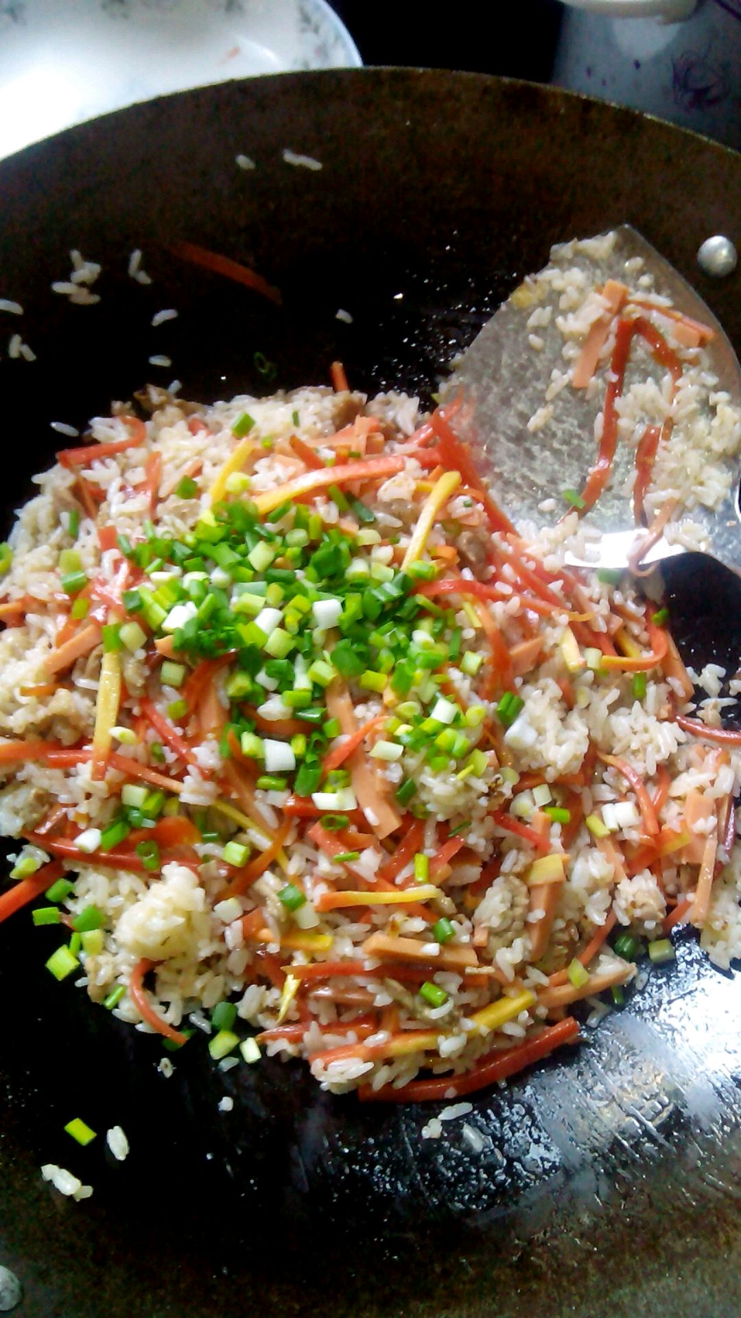 胡萝卜肉丝火腿肠炒饭