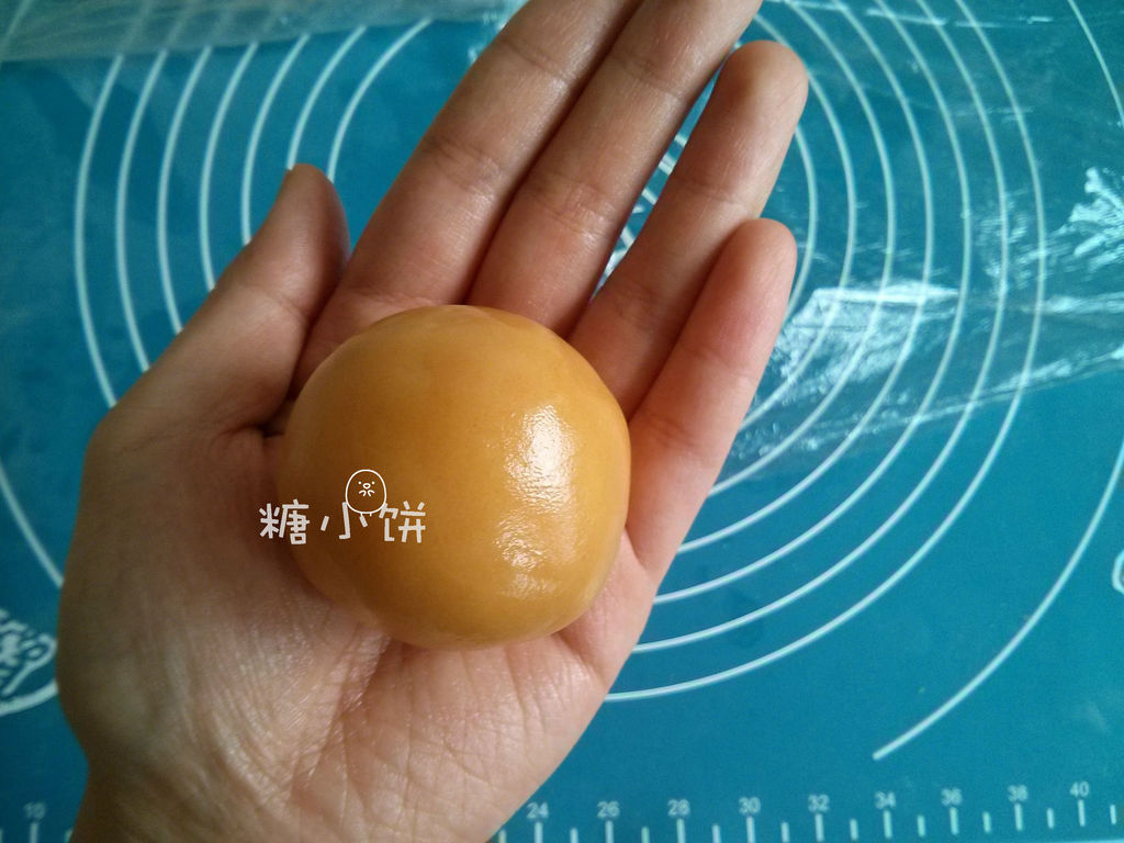 推饼皮直到包裹住整个馅料,用手搓一搓让饼皮分布均匀