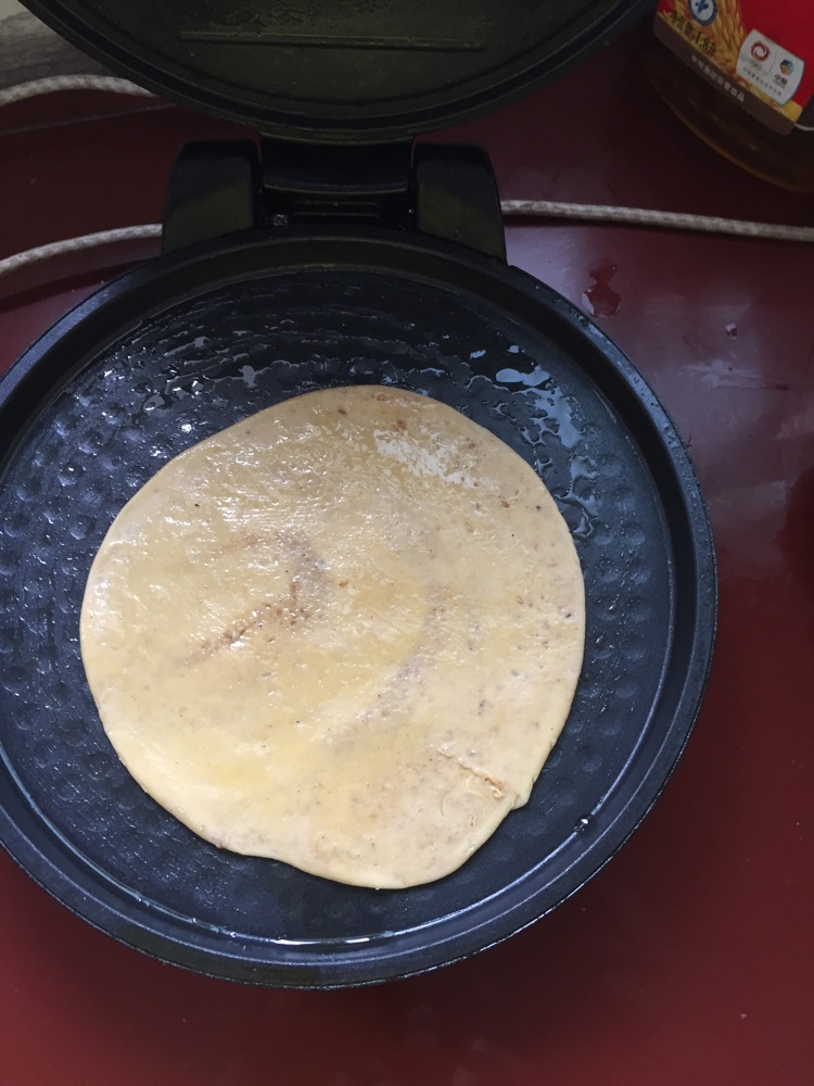 8,饼铛加油,放入薄饼.