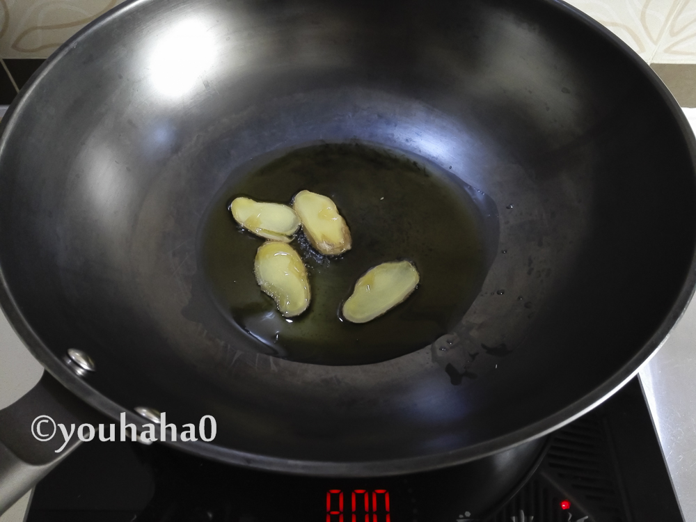 炒锅放黑芝麻油烧热,电磁炉用炒菜功能,功率800瓦,将姜片煎至黄