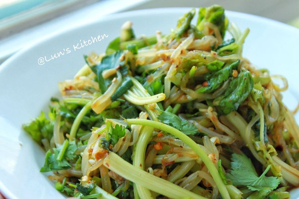 芹菜凉拌绿豆芽#我要上首页清爽家常菜