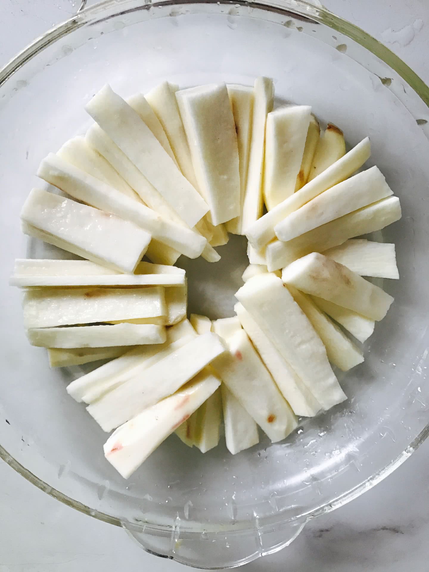 摆盘中,盘底先山药,围成圆圈摆这样好看