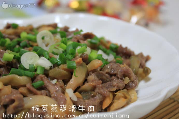牛肉爽滑小秘诀: 1.挑选,首先看牛肉质感,因为市面上很多注水牛肉,所以挑选时应该用手捏一下,如果感觉粘粘的,证明没有注水或注水少,不能100%准确,毕竟现在的商贩太不厚道了,另外就是选部位了,如果需要爆炒,最好挑选牛腱,即牛的肌肉,中间带有白色的花纹,熟后会变透明,很爽,并且不容易老,如果需要蒸,最好选用牛柳~腌制后会很嫩滑,如果需要炖,最好选用牛里脊,肉汁比较丰富 2.