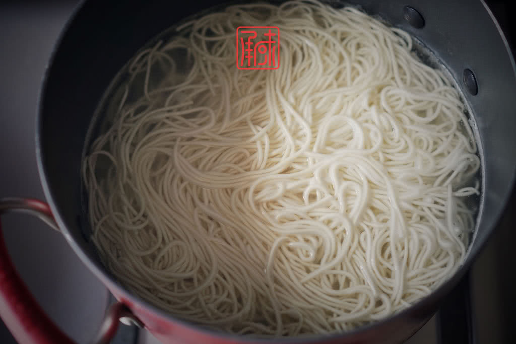 将面煮好,8成熟就好,然后倒掉水,加入凉的纯净水中,再倒掉水,再加