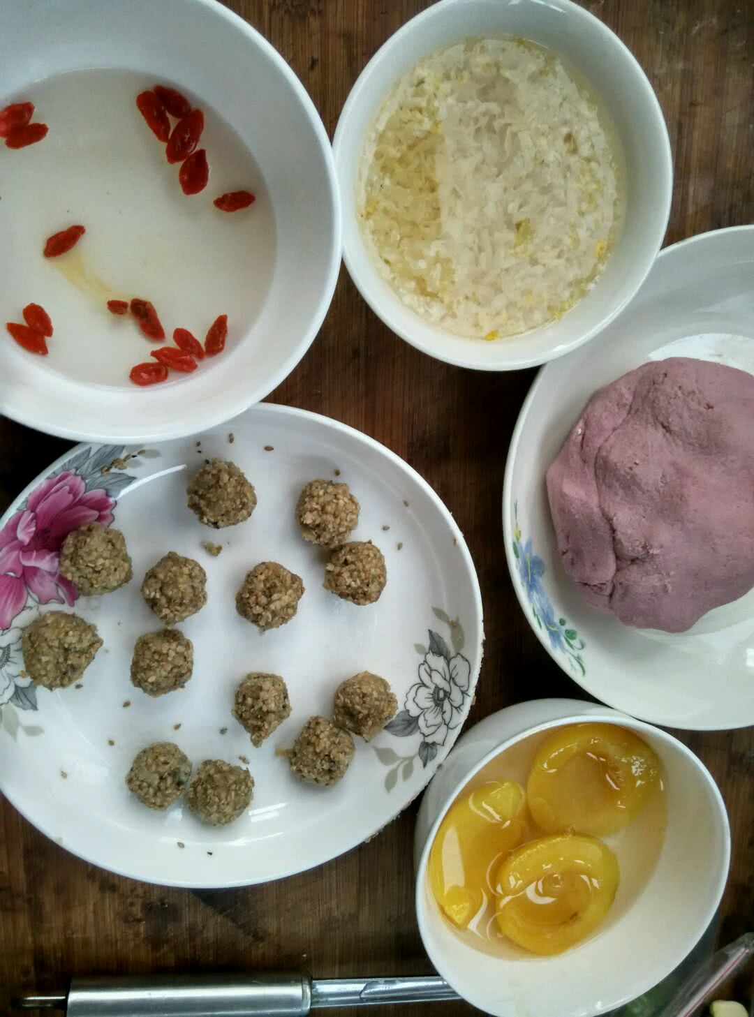 原料:水发银耳,紫薯糯米粉面团,白芝麻汤圆馅,黄桃,枸杞子