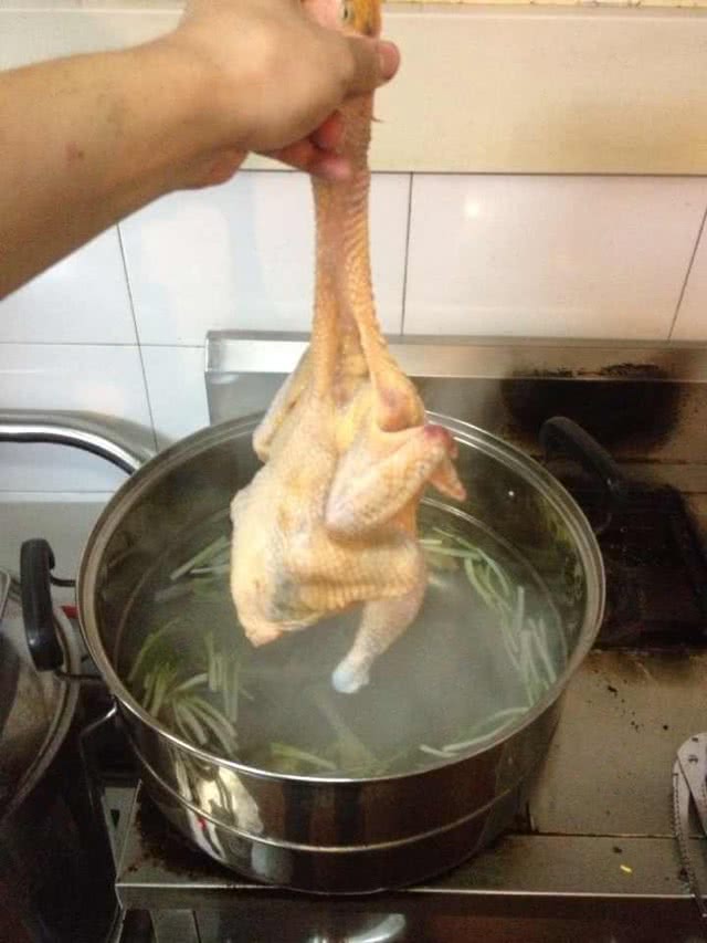 将鸡在滚开汤锅内快速反复提起,放入34次,这样白切鸡的皮比较q,然后