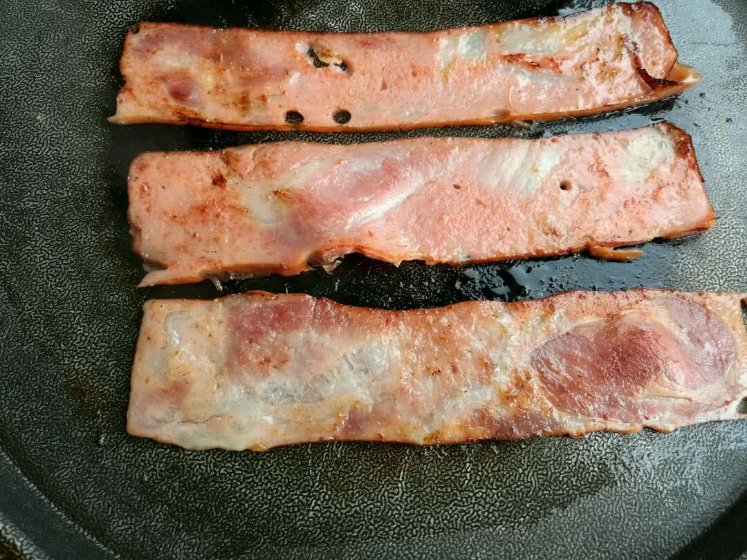 培根肉煎至微微金黄即可