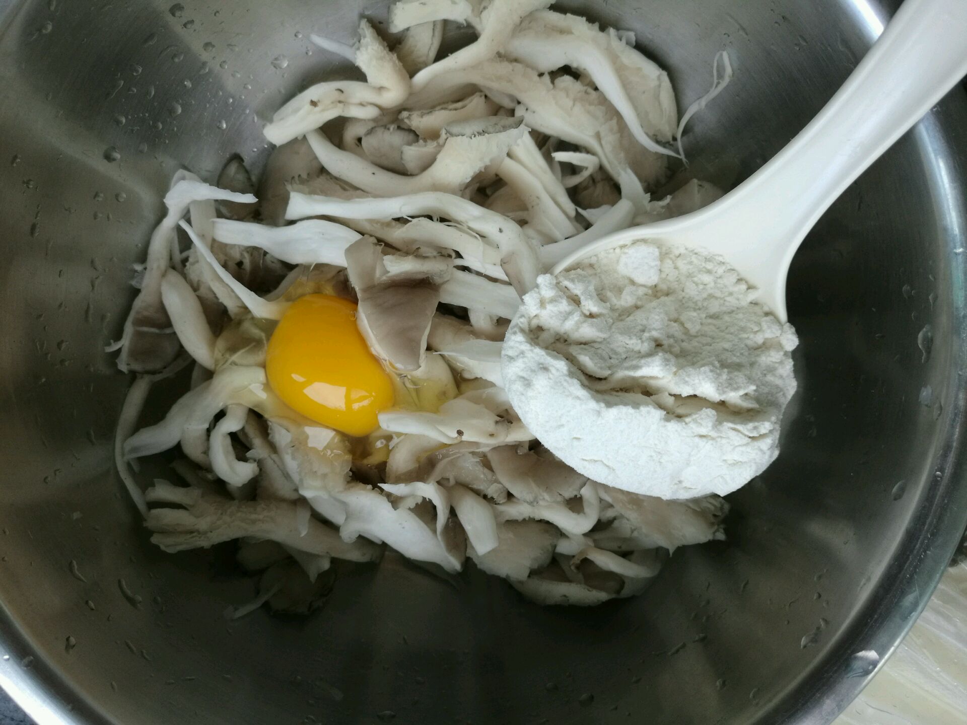 彩椒炒口蘑怎么做_彩椒炒口蘑的做法_豆果美食