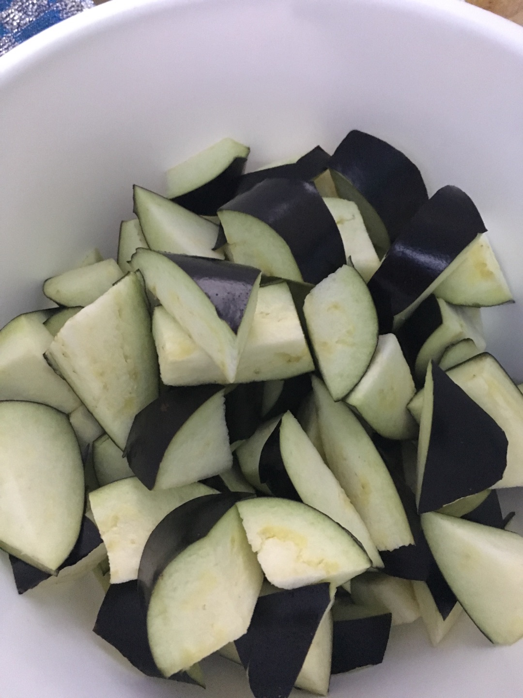 茄子洗净,切滚刀块,适量盐腌制10分钟.