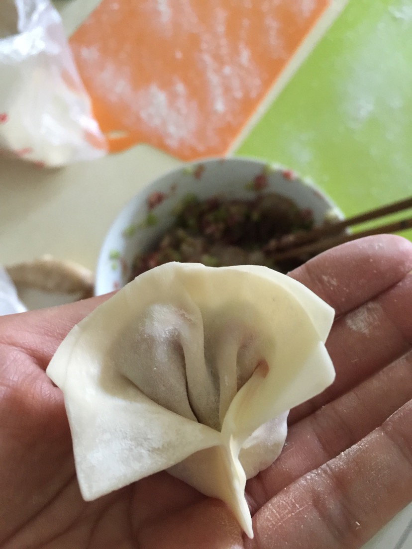 买好的馄饨皮开包