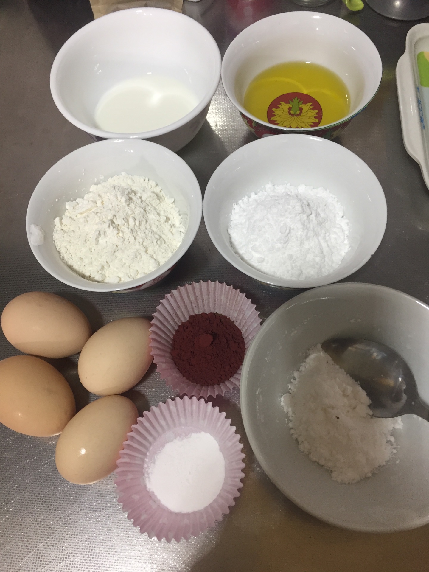 准备好红丝绒蛋糕的材料,做蛋糕所需的糖为50克,低筋面粉和泡打粉