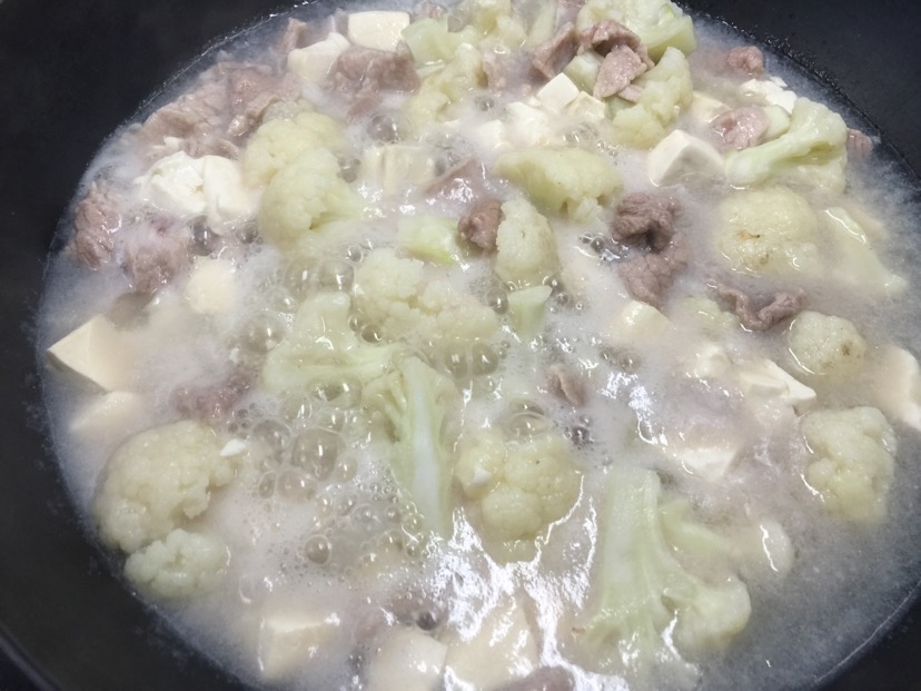 水开后加入瘦肉~汤就很鲜甜~加点盐就出锅了~(花菜有甜味,肉也有甜味