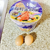 泡面鸡蛋饼#小虾创意料理#的做法图解1