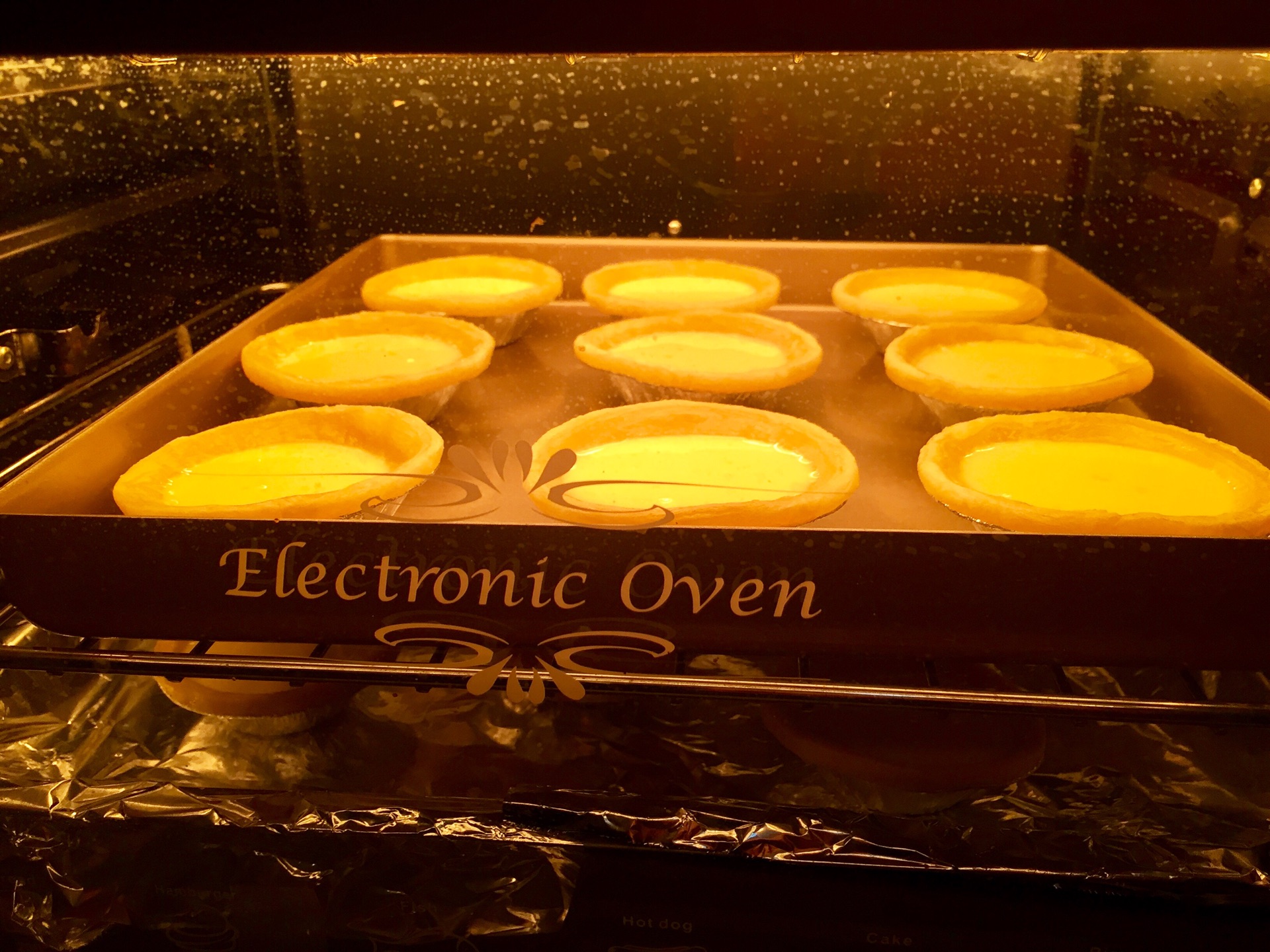 烤箱预热220°,蛋挞放中层,烤约20分钟.我的挞皮多,放了2层,注意控火