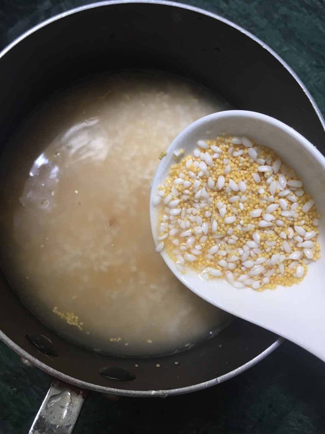 早上起床提前把米用清水冷泡,中午煮的时候时间就比较快,而且稀饭不