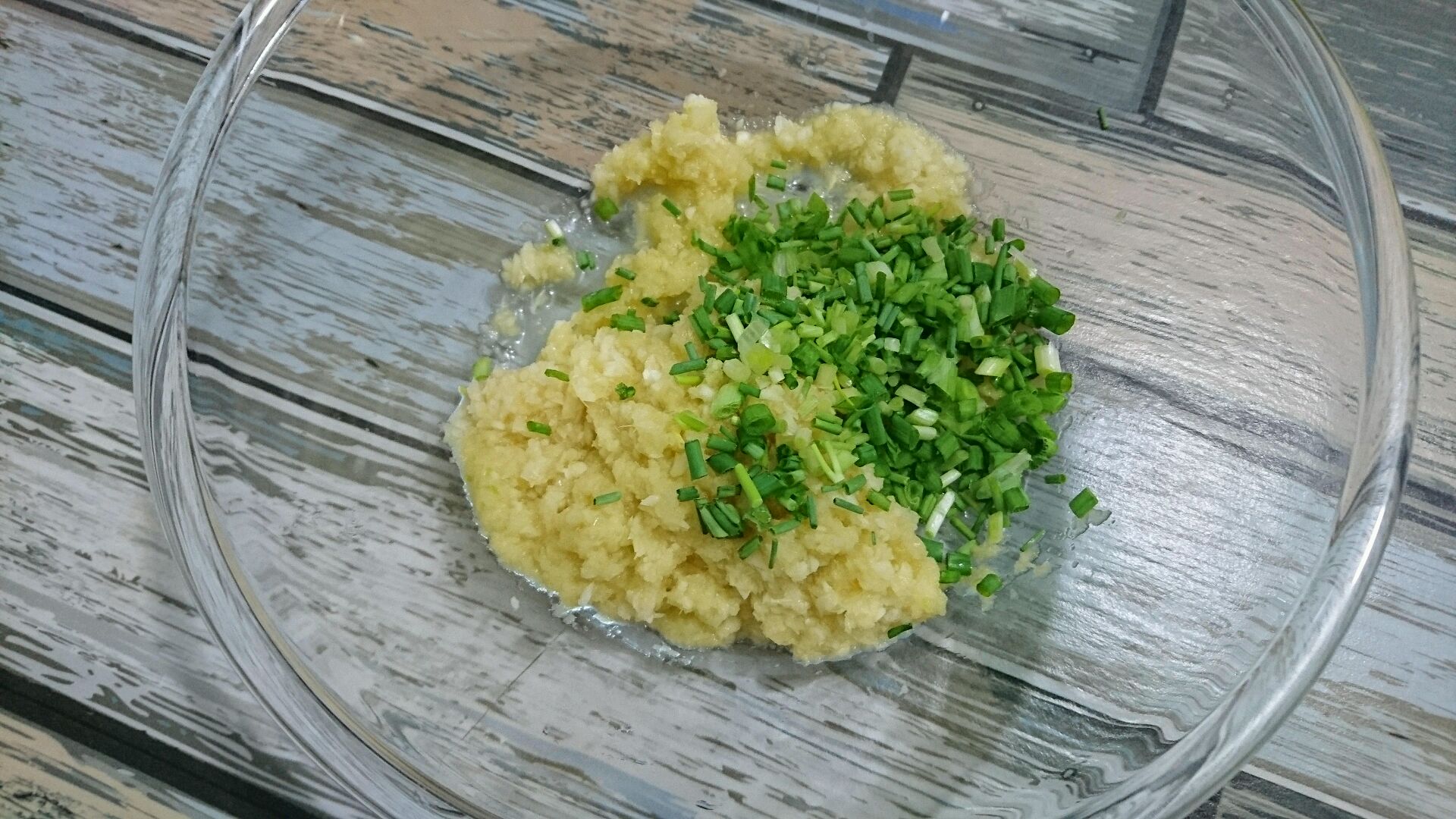 把葱姜泥蒜末,小香葱末,放在碗里,搅拌均匀.