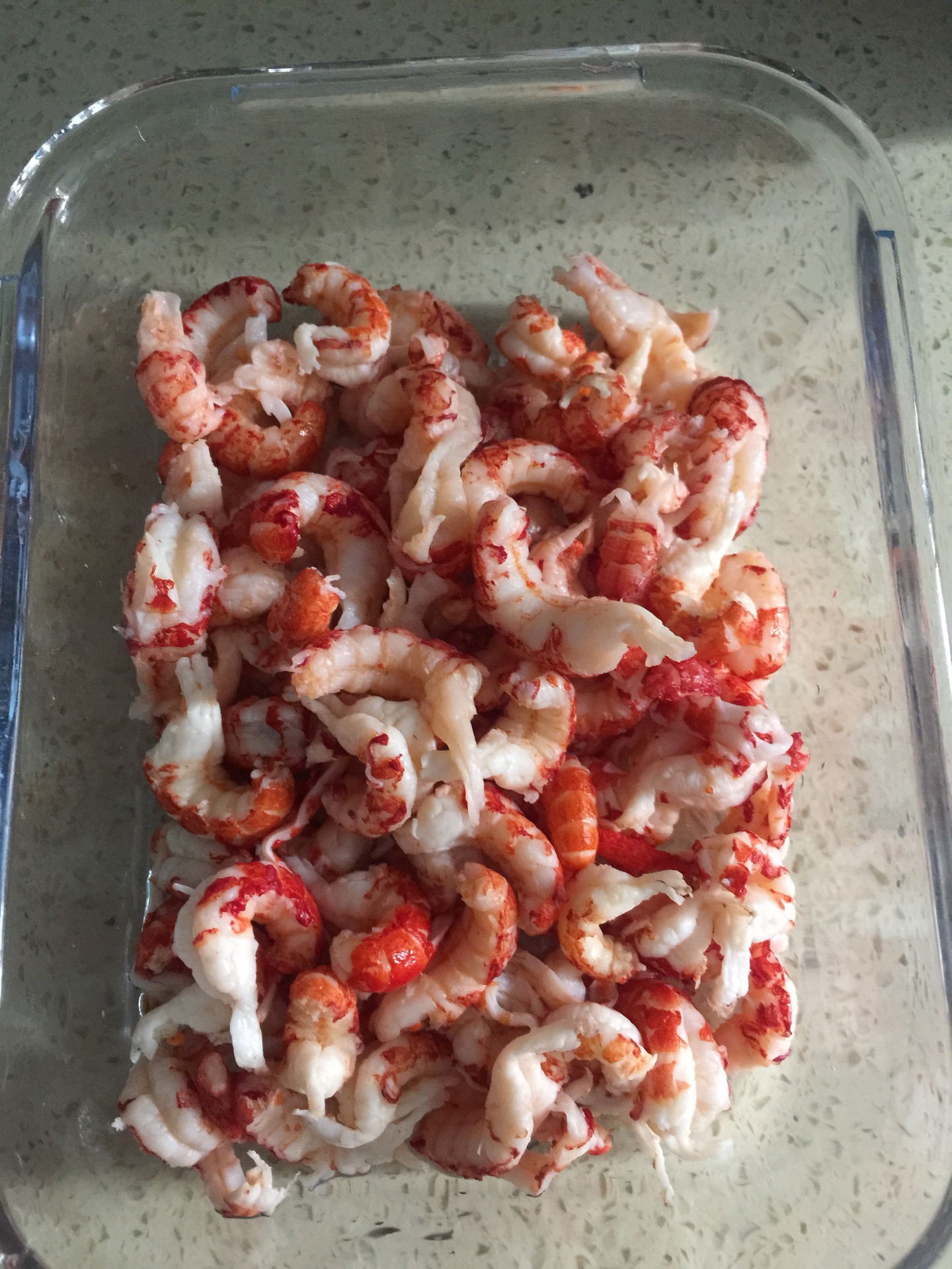 小龙虾洗净,锅里水烧开后放入小龙虾和姜片.然后剥壳留肉.