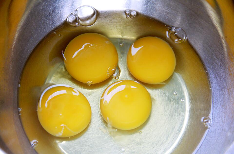 2. 4个鸡蛋打入盆中,用打蛋器高速打发.
