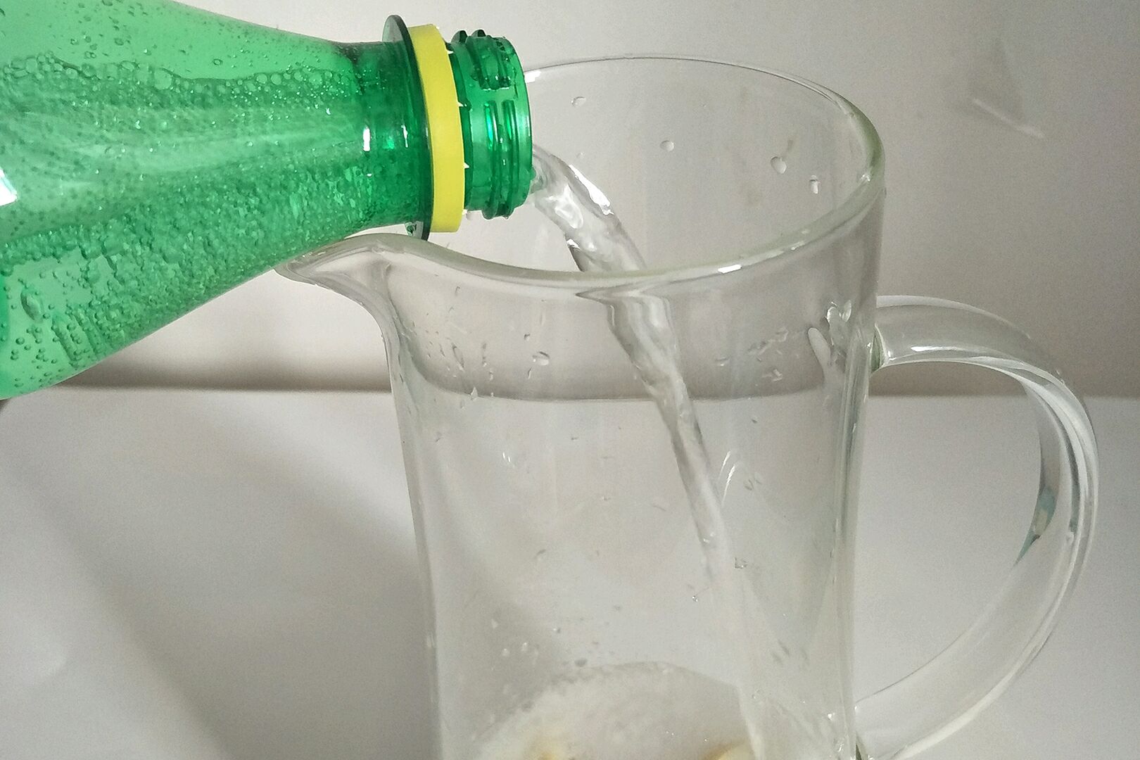 冰镇的雪碧倒入柠檬里面
