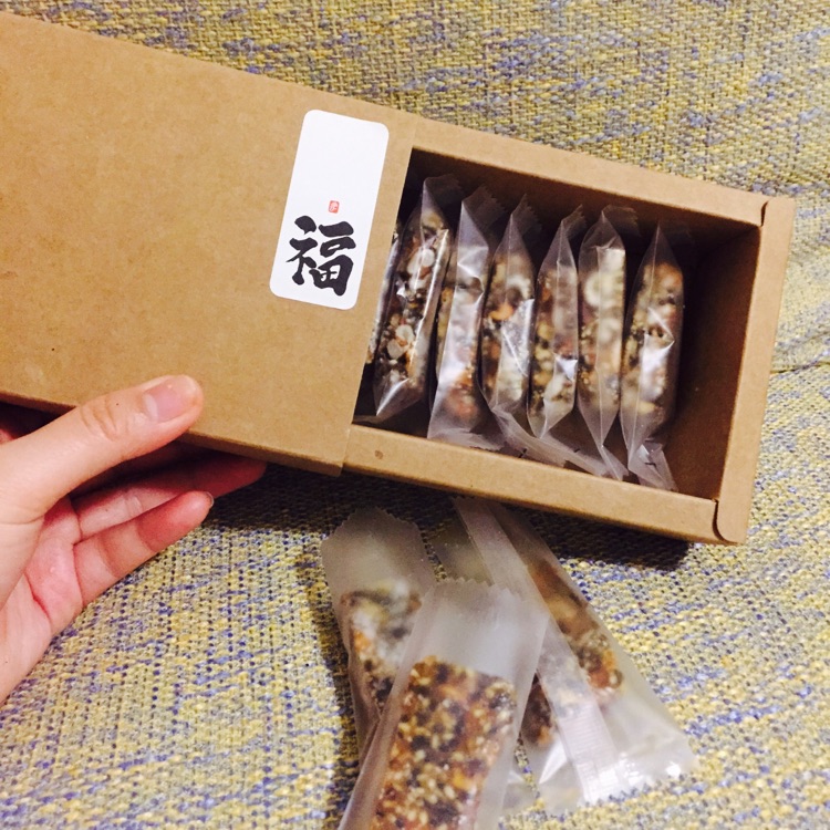 边看边做更方便 主料 大枣碎 花生碎 冰糖 食用油 芝麻花生小小酥的