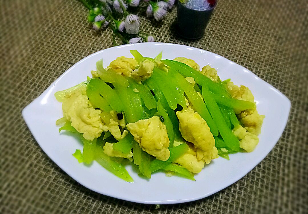 莴笋炒蛋怎么做_莴笋炒蛋的做法_ann小叶子_豆果美食