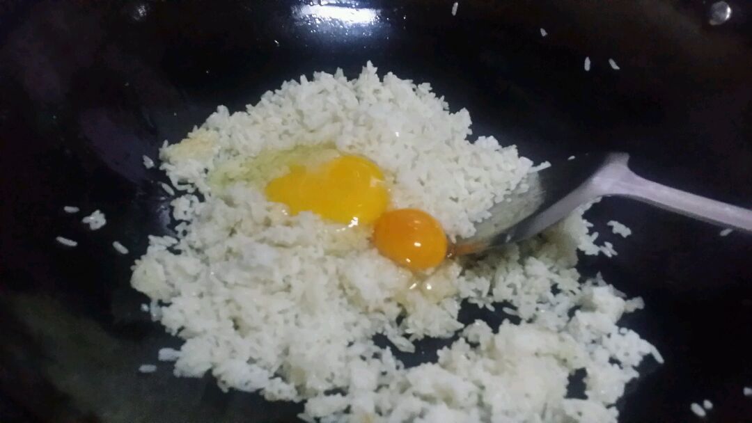 重新放油,放下米饭鸡蛋炒