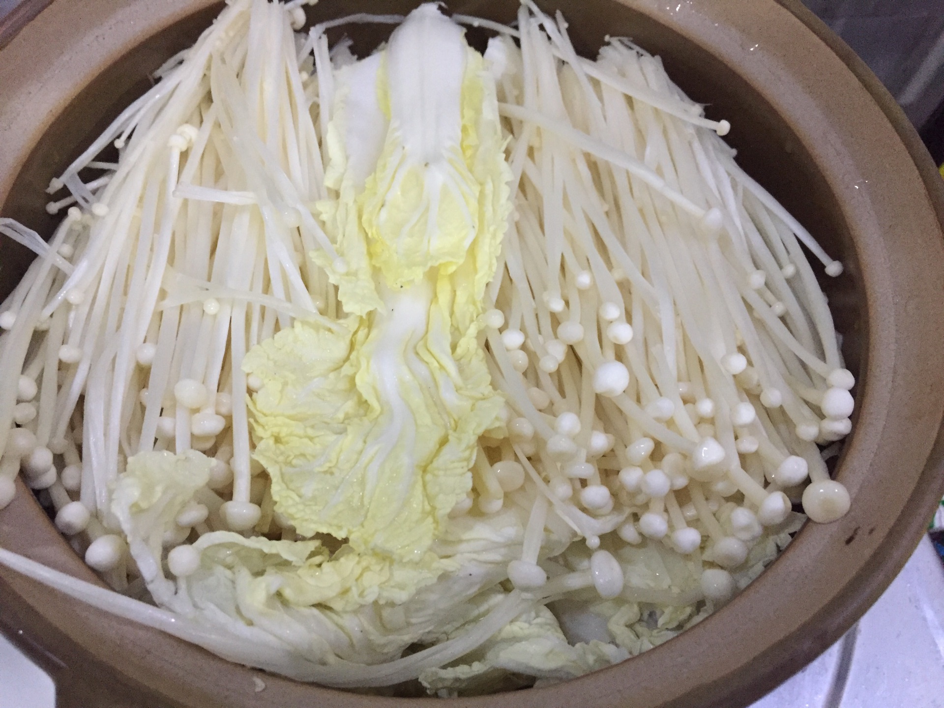 将娃娃菜,金针菇放入砂锅