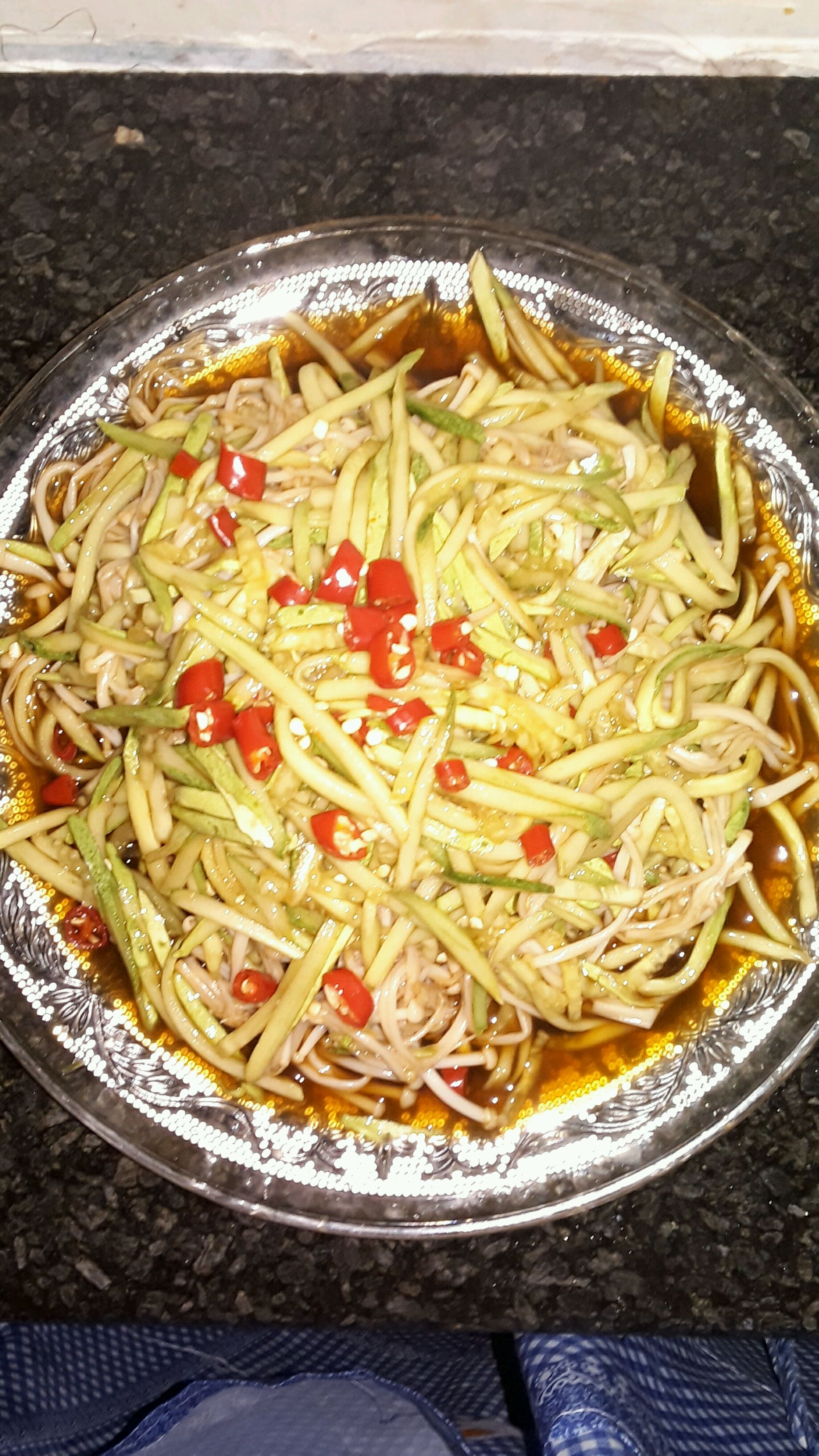 金针菇拌黄瓜