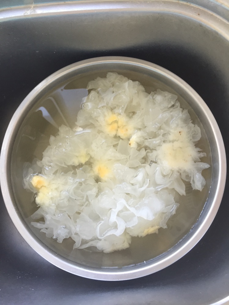 前一天晚上泡银耳,第一次煮所以泡多了.