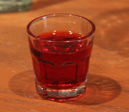 将两个小洛克杯分别倒入10ml草莓力娇酒,注意杯子不要倒满,八成满