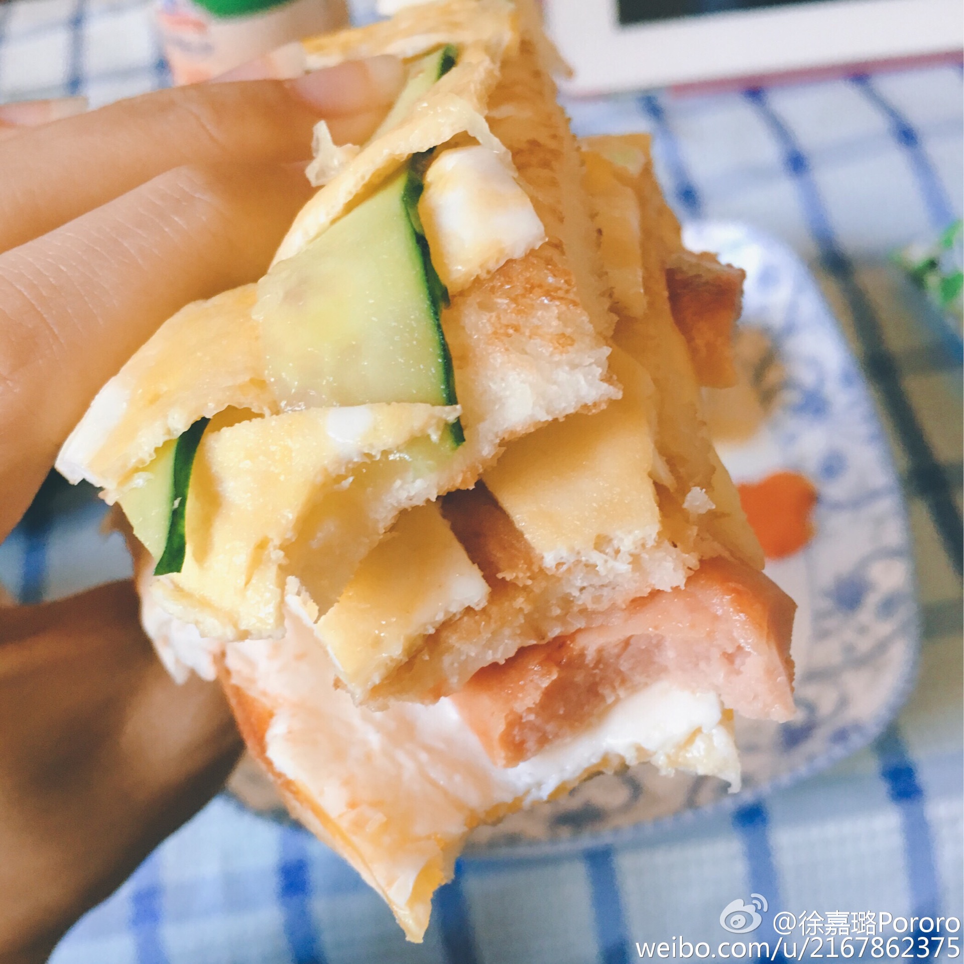 火腿肠切片两面煎至上色,铺在面包片有鸡蛋的一面,淋上番茄酱.