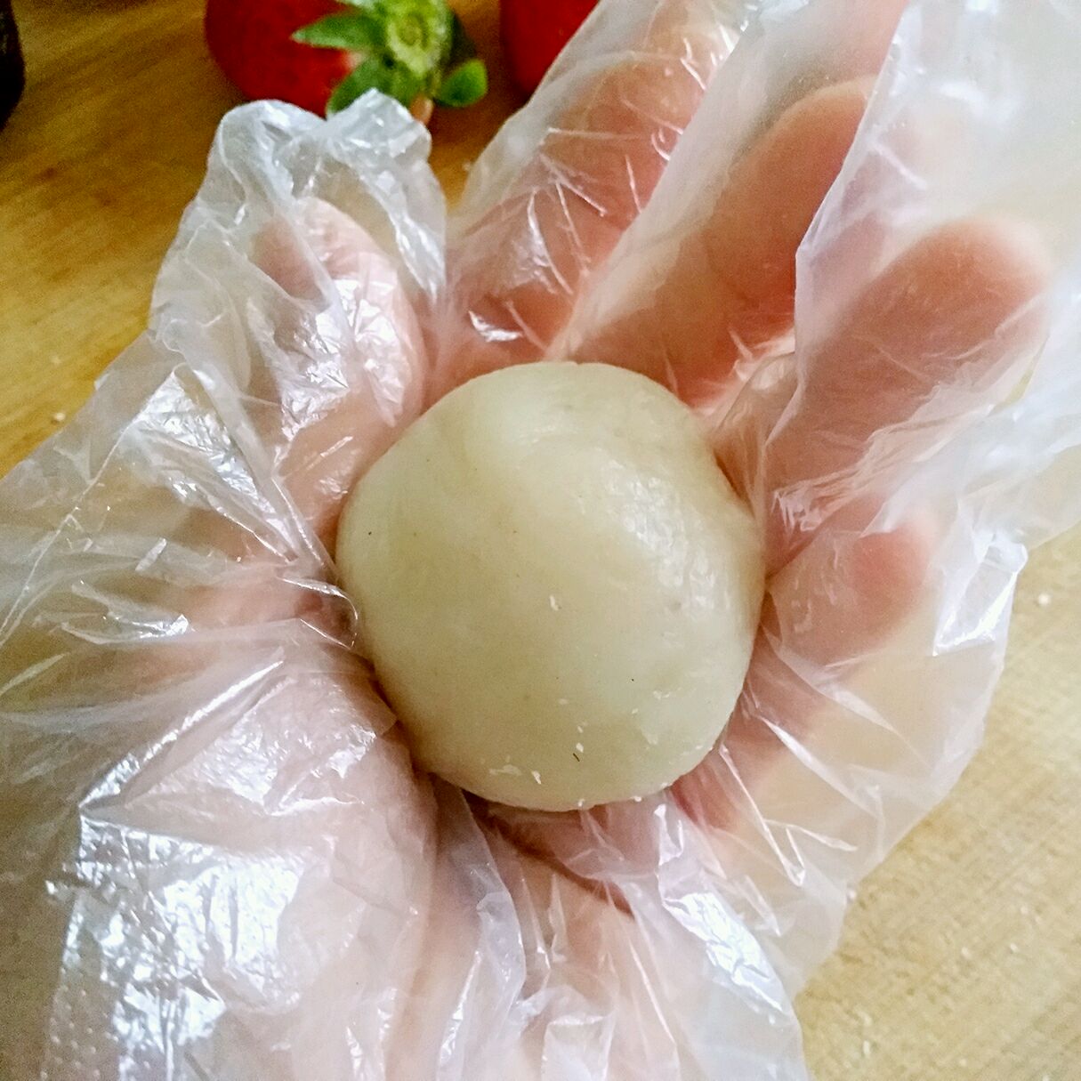 取合适的蒸好的糯米粉糊,团成球.
