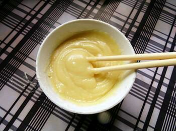 往里面加面粉 边加边用筷子搅拌 直到变成粘稠的固体