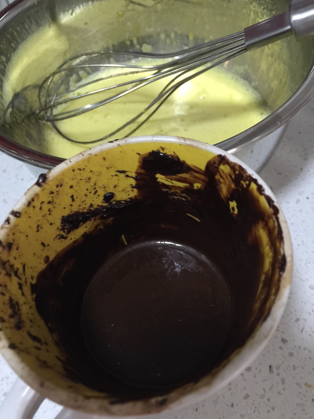 巧克力液块加牛奶,用微波炉中火融化,备用.
