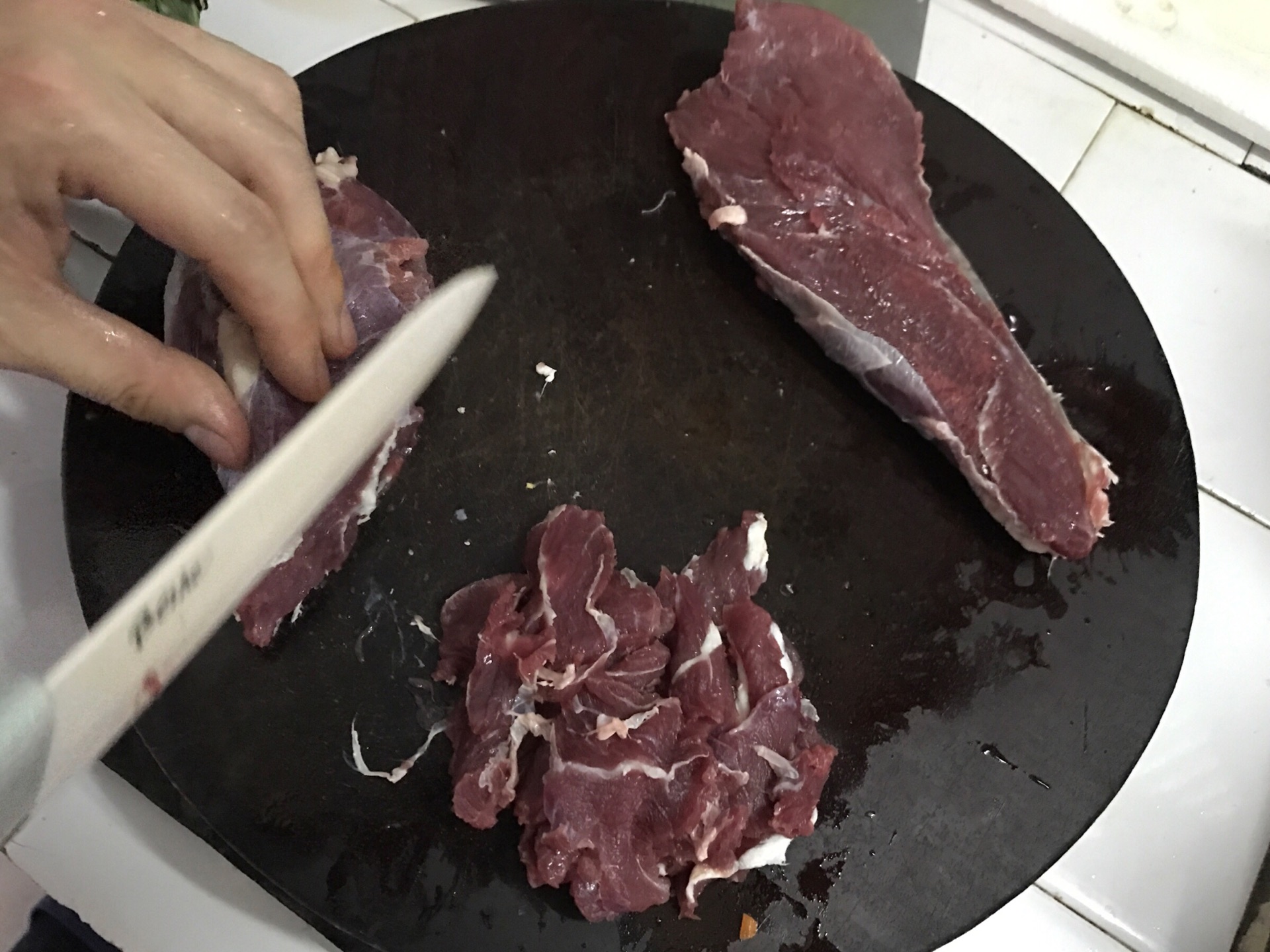牛肉切片,要逆着纹理切,肉吃起来才嫩