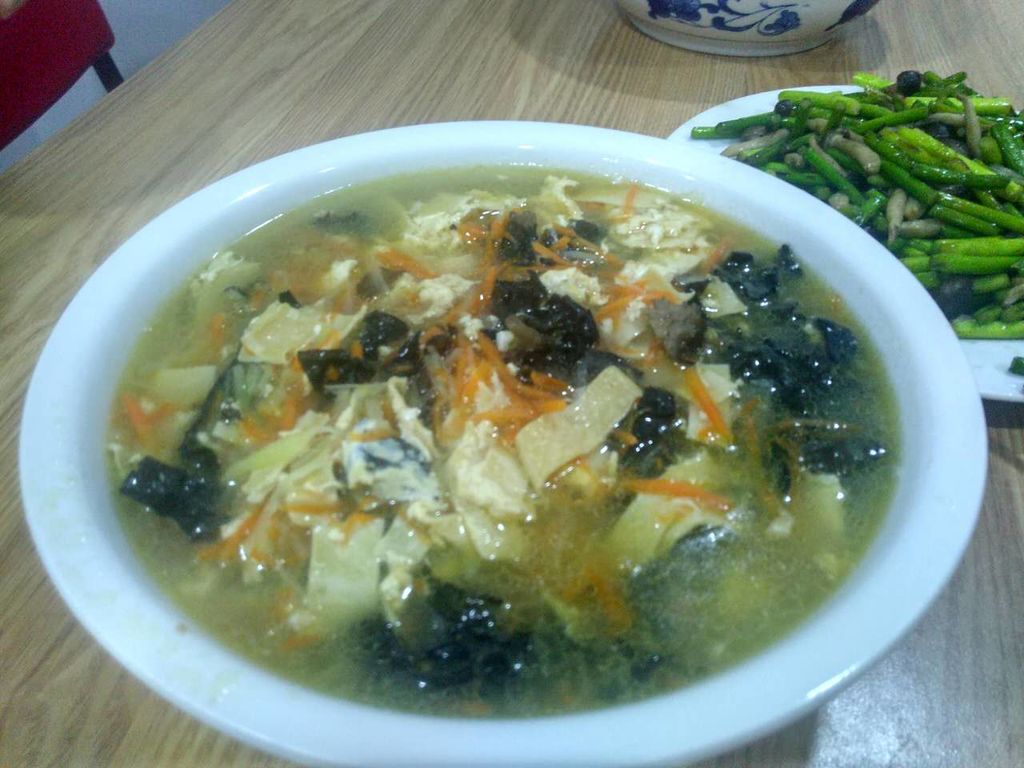 此汤简单易学,味道很好,妇必备家常菜之一.
