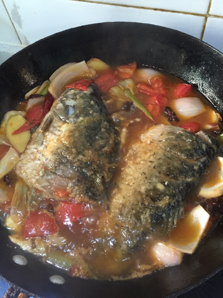 蕃茄洋葱汁浓汤炖鲤鱼