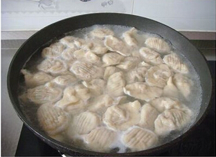 ˴