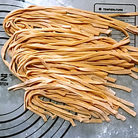 胡萝卜汁手工面的做法_【图解】胡萝卜汁手工