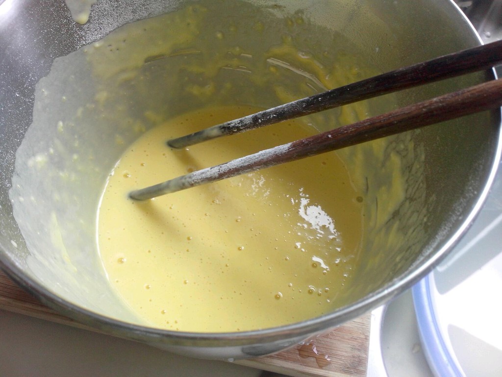 和面粉搅拌成鸡蛋面糊,如果感觉厚,可加少许水
