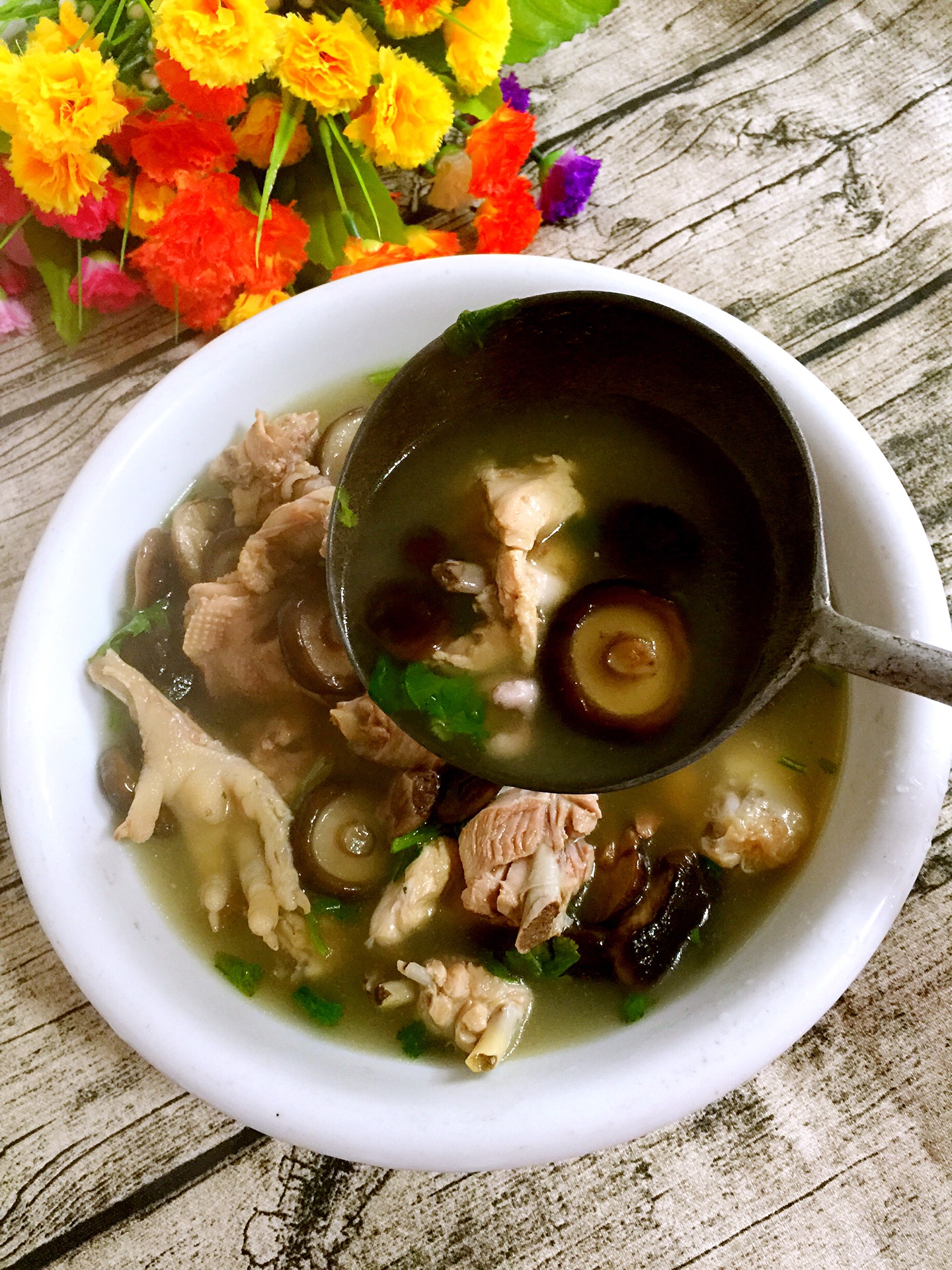 香菇炖鸡汤怎么做_香菇炖鸡汤的做法_明月的美食厨房_豆果美食