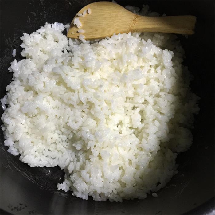 蒸米饭两碗,不要太软,米粒口感q弹为佳.
