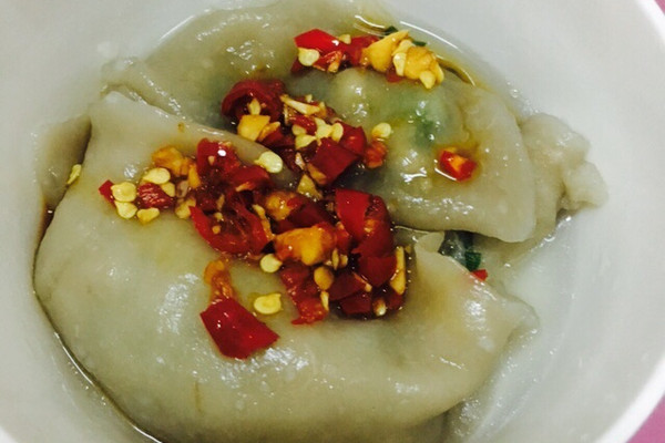 边看边做更方便        在我们石城过节过年大家聚在一起包一顿饺子