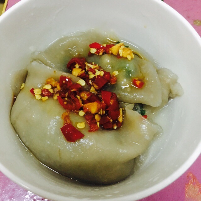 在一起包一顿饺子,是童年乃至现在最开心的事,薯粉水饺跟面粉的不一样