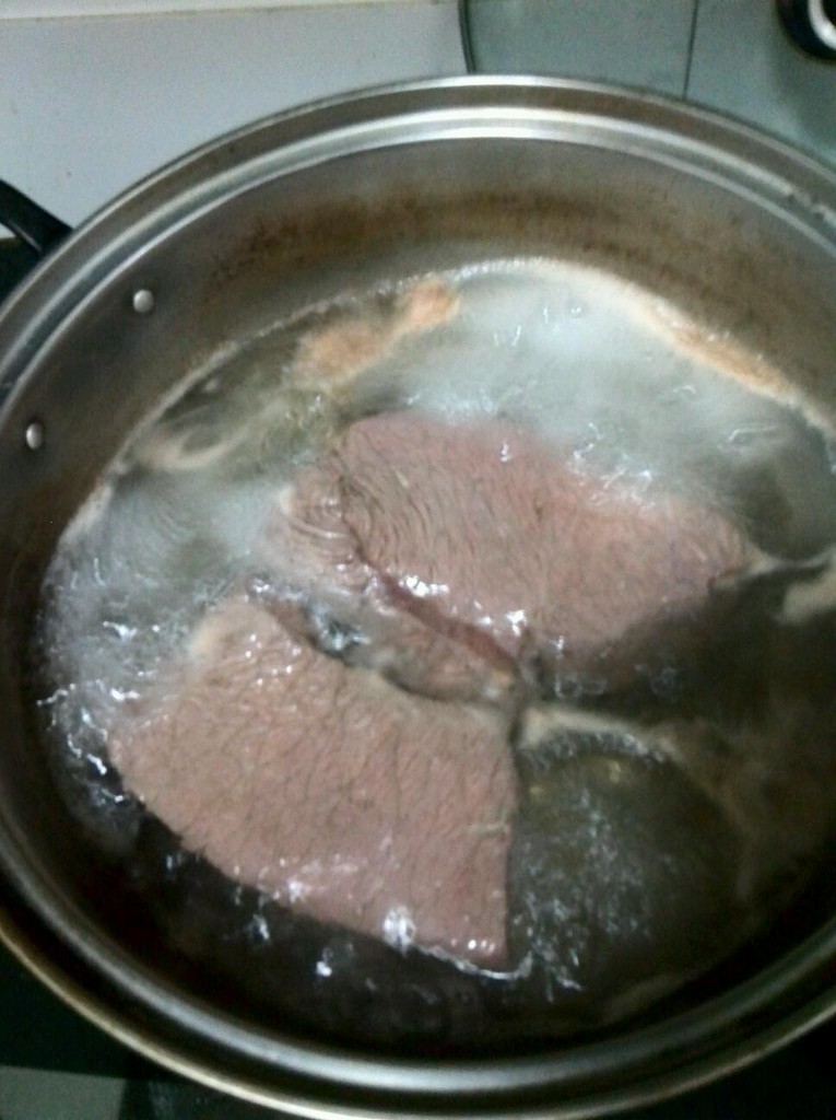 清水烧开将牛肉煮十分钟!去泡沫,取去沥干水,牛肉切块!