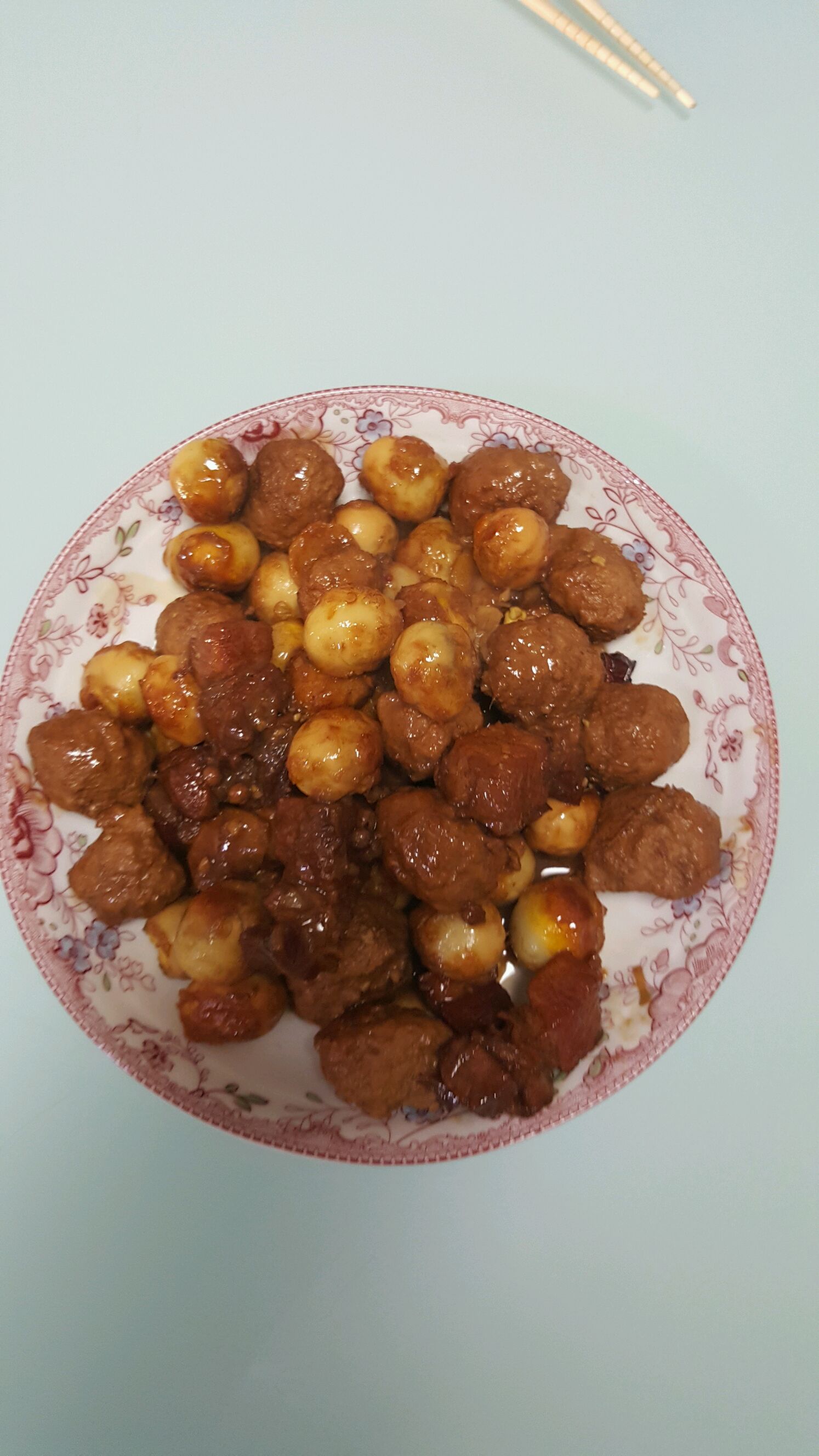 红烧三宝(五花肉+孕妇+丸子蛋)的家常菜适合鹌鹑吃图片