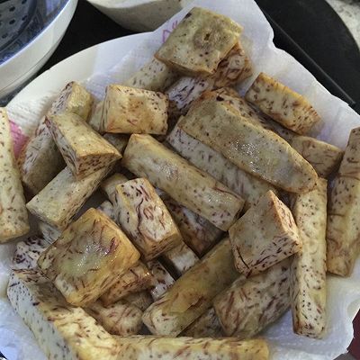 其实炸芋头很简单,炒白糖比较费时费力